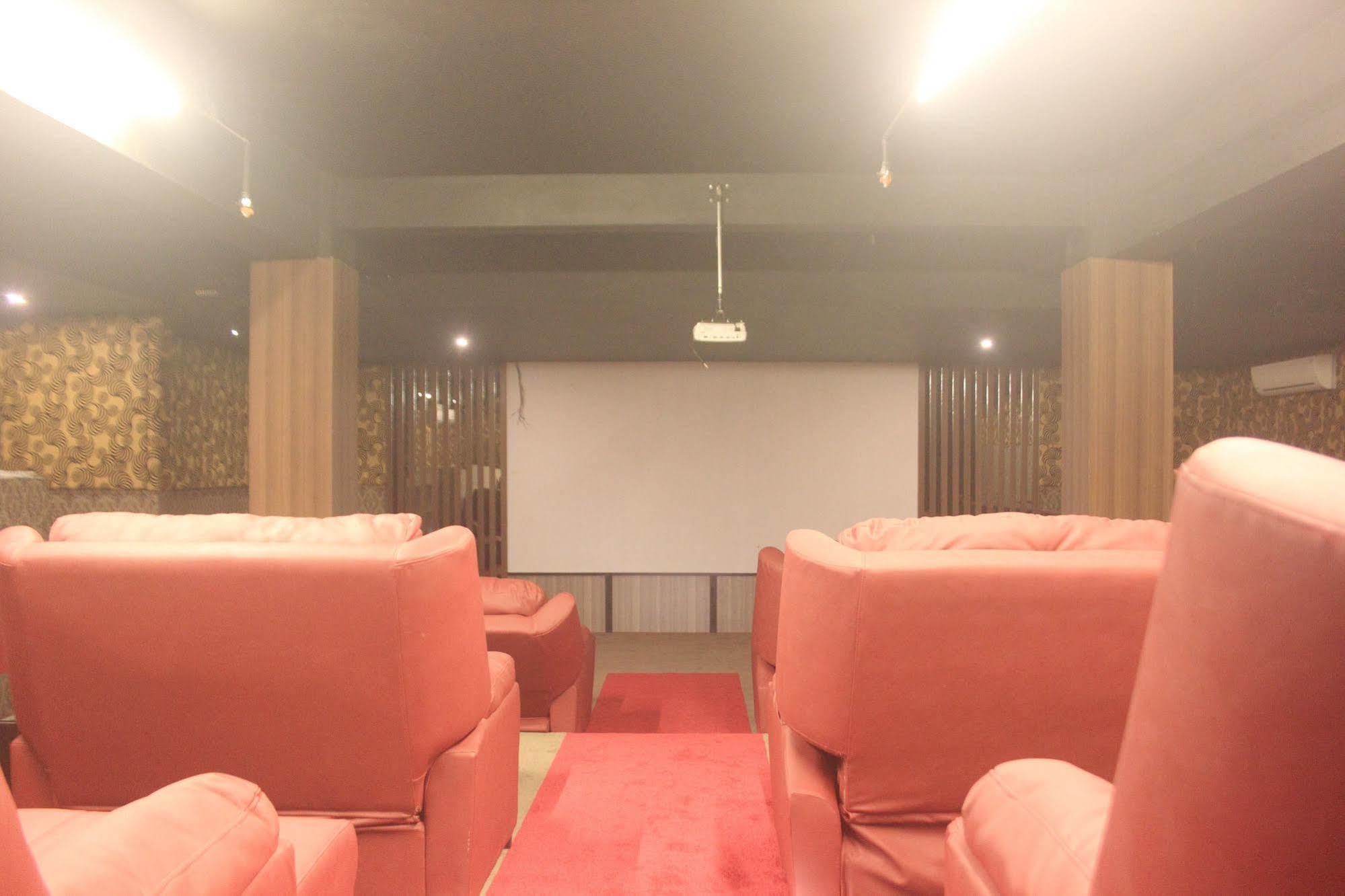 The L Hotel Entertainment Batam Екстериор снимка